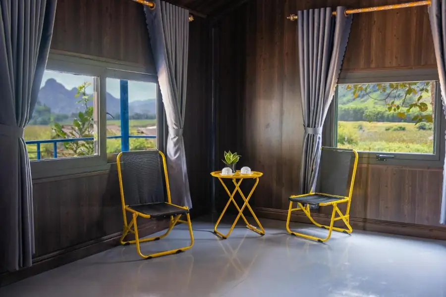 Góc ngồi bên cửa sổ, nhìn ra đồng và núi