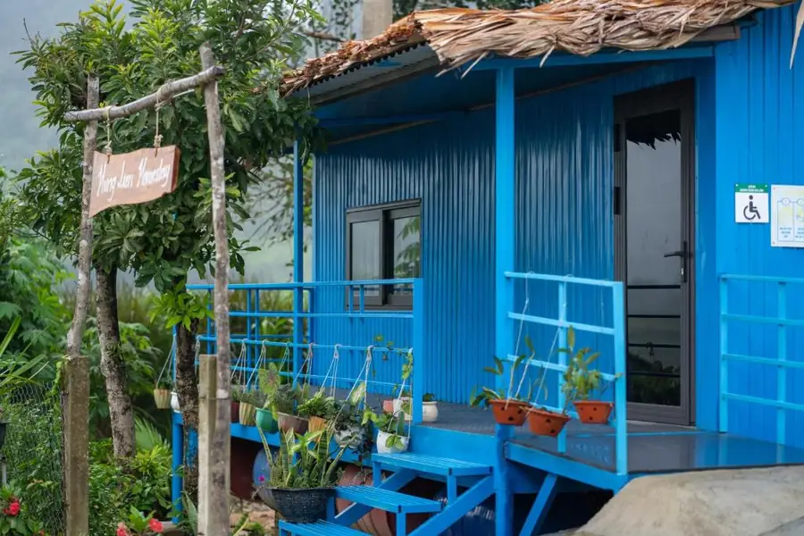 Hiên nhà phao, bên dưới là những thùng phuy giúp nhà nổi khi nước lên