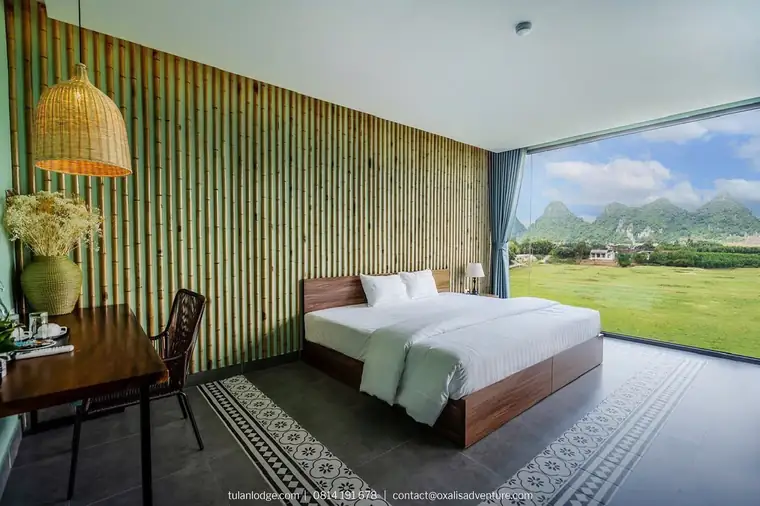 Phòng nghỉ Tú Làn Lodge, vách kính nhìn ra thung lũng cỏ xanh